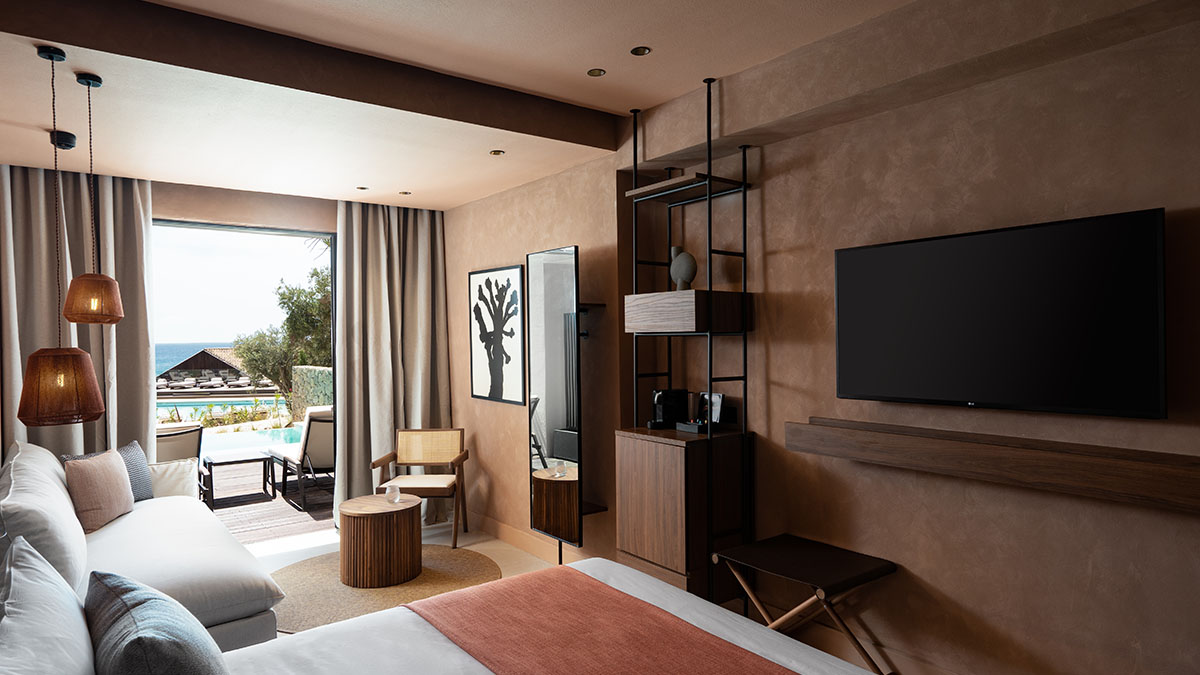 Sapphire Sublime Suite with Swim Up Pool